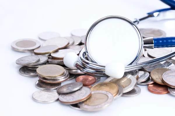 Estetoscópio com moedas — Fotografia de Stock