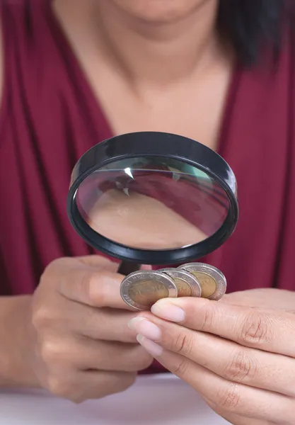 Увеличительное стекло и монеты — стоковое фото