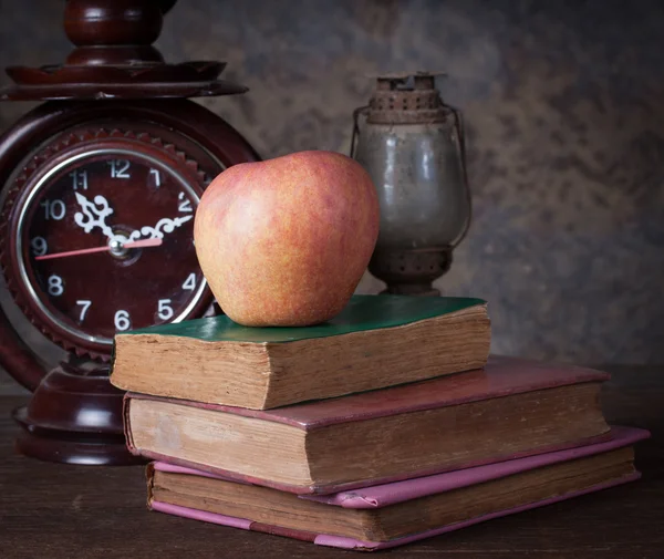 Grupa obiektów na stół z drewna. czerwone jabłko, Stary zegar, stary zardzewiały k — Zdjęcie stockowe
