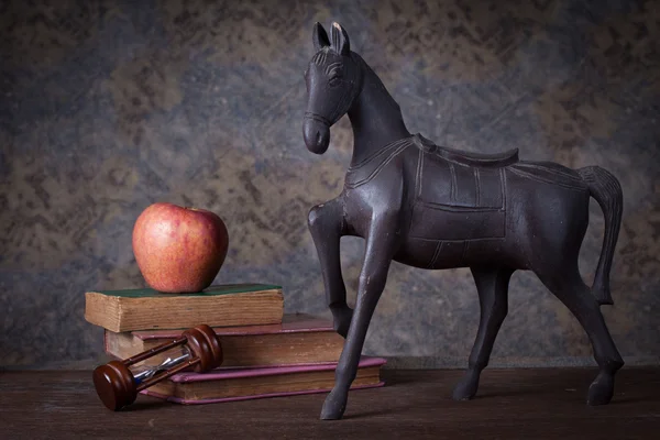 Groep objecten op houten tafel. oude houten paard, zandloper, oude b — Stockfoto