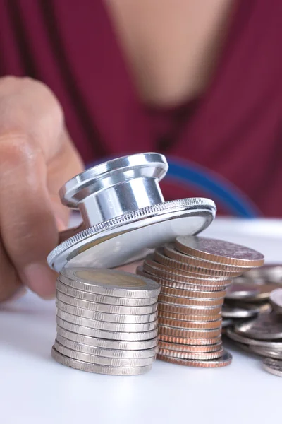 Estetoscopio de mano y monedas —  Fotos de Stock