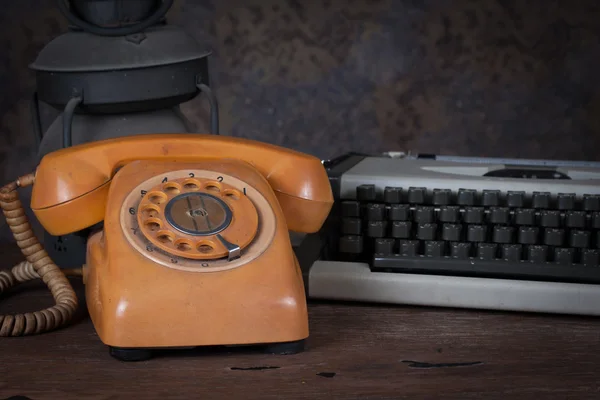 Altes Telefon, Schreibmaschine, alte rostige Petroleumlampe — Stockfoto