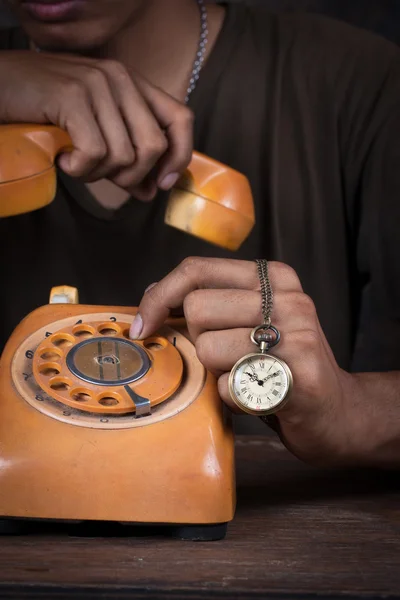 Ein Mann, der das Telefon hochhält — Stockfoto