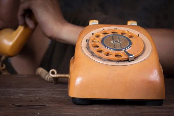 Un uomo che regge il telefono — Foto Stock