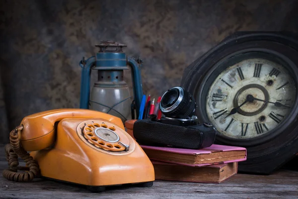 Vieux téléphone, machine à écrire — Photo