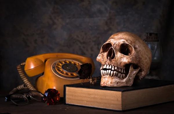 Old book, human skull — Stock Photo, Image