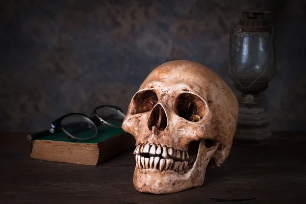 Old book, human skull — Stock Photo, Image