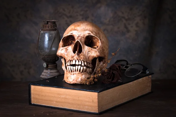 Old book, human skull — Stock Photo, Image