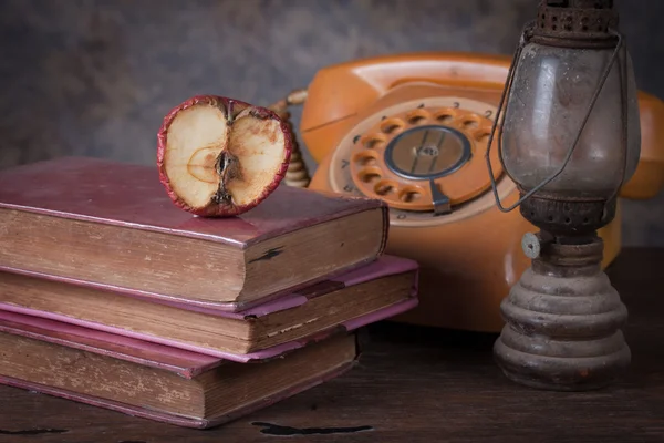 Manzana seca, vieja lámpara de queroseno oxidado — Foto de Stock