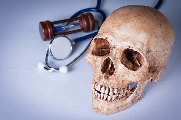 风化的人类头骨和听诊器 — 图库照片