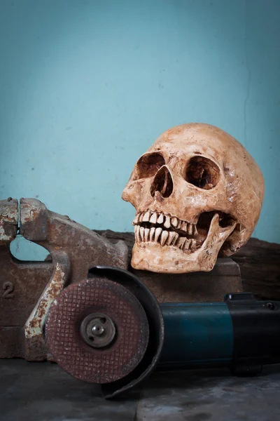 Ludzkie czaszki, ława vise, skoczka kabel — Zdjęcie stockowe