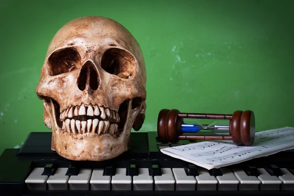 Crânio humano, ampulheta, teclado — Fotografia de Stock