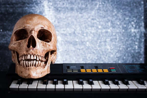 Human skull with keyboard — Stock Photo, Image