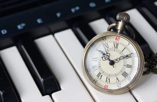 Reloj de bolsillo en el teclado — Foto de Stock