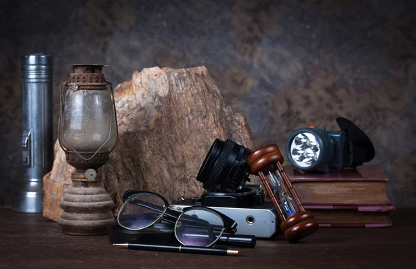 Groep objecten op houten tafel. oude klok, oude boeken, rock, glas Rechtenvrije Stockafbeeldingen