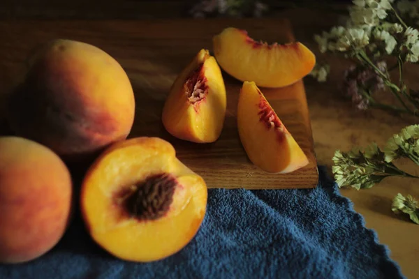 Ripe Peaches Kitchen Table — стоковое фото