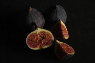 Siyah arkaplanda incirler