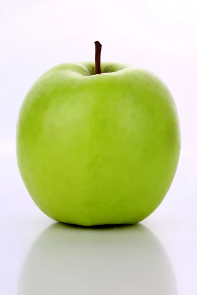 Großer grüner Apfel — Stockfoto