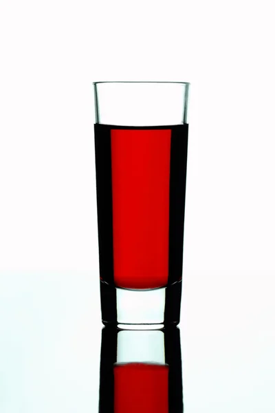 Vidro de tiro com bebida vermelha — Fotografia de Stock