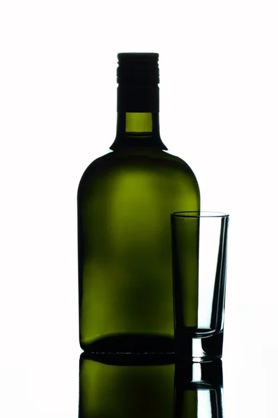 Botella verde con un vaso — Foto de Stock