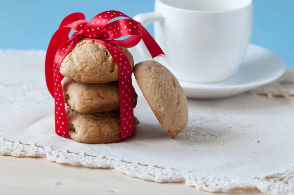 Oatmeal cookies and tea — Stock Photo, Image