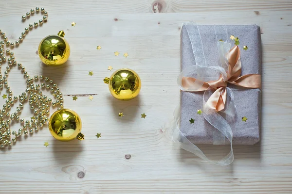 Palline di cristallo d'oro e regalo — Foto Stock