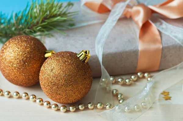 Guld julgranskulor och gåva — Stockfoto