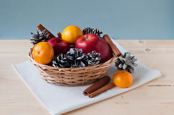 Jabłka, stożki i mandarynki — Zdjęcie stockowe
