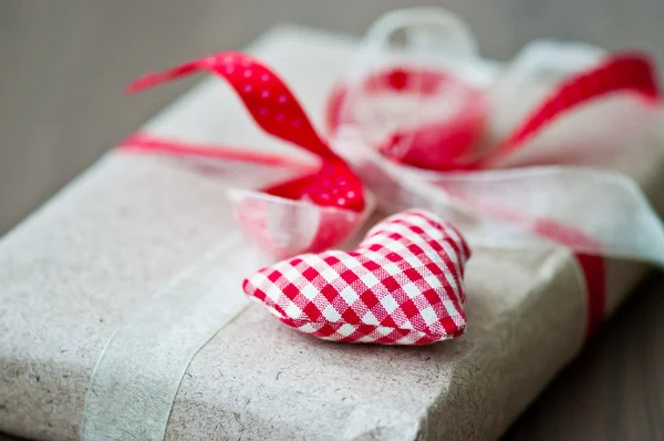 ev yapımı kırmızı kalp ve kırmızı kurdele ile hediye