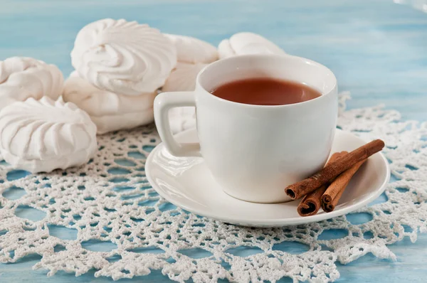 Xícara de chá com canela e marshmallows no guardanapo de renda — Fotografia de Stock