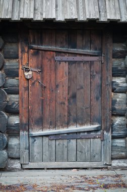 Metalik kapı kilidi olan eski ahşap kapı