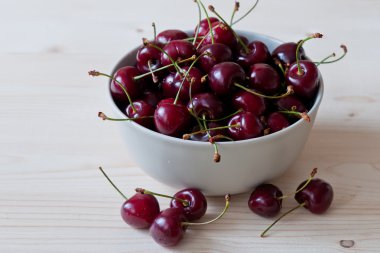 Suyu taze kiraz ahşap masa üzerinde plaka