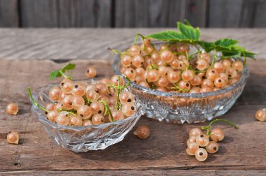 arka plan iki cam kapaklar ile whitecurrants eski ahşap masa