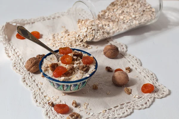 ceviz ve dantel peçete üzerinde Kuru Kayısı püresi.