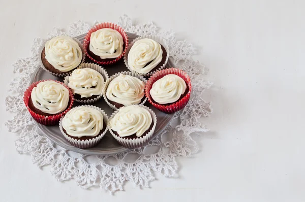 Cupcakes auf Spitze im weißen Tisch — Stockfoto
