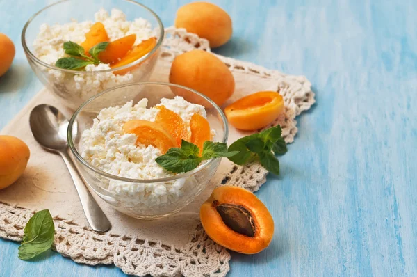 Cottage cheese with apricot  and mint in blue — Stock Photo, Image