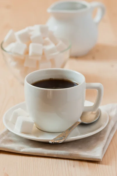 Beyaz fincan kahve çikolata ve şekerli ahşap tablo — Stok fotoğraf
