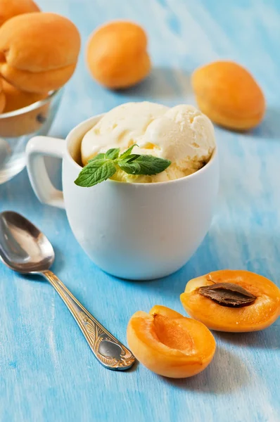 mavi zemin üzerine kayısı ile dondurma