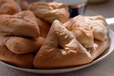 Üçgen börek et, patates ve soğan, yakın çekim