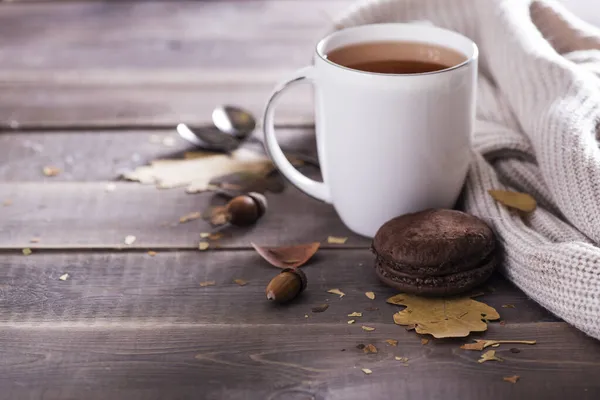 Herfstseizoen Concept Mooie Herfstcompositie Theekop Met Herfstbladeren Chocolad Macoroon Rustieke — Stockfoto