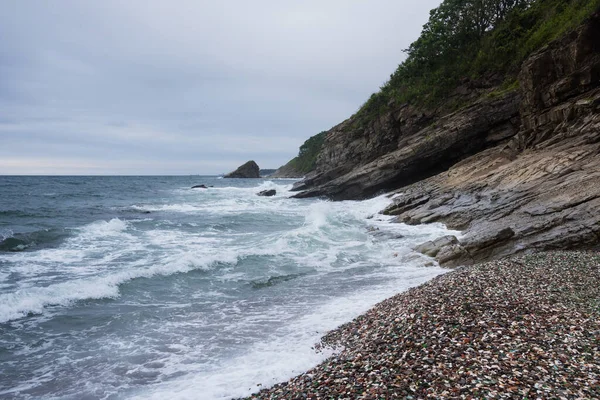 Arka Planda Ufuk Çizgisi Olan Deniz Kayalar Bulutlu Yağmurlu Dalgalı Stok Resim
