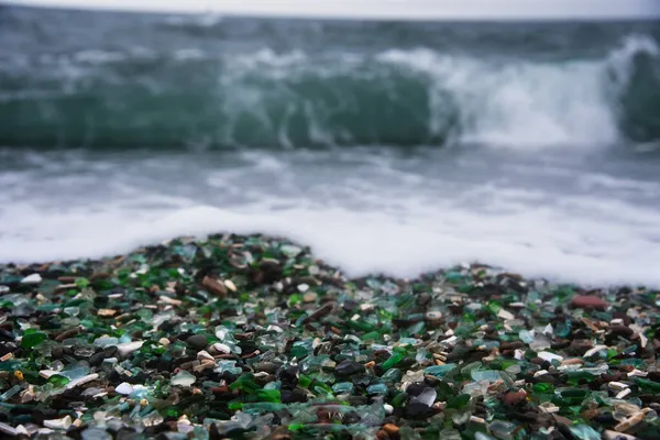 Dieser Strand Wladiwostok Russland Ist Mit Bunten Glassteinen Bedeckt Bewölkter lizenzfreie Stockfotos