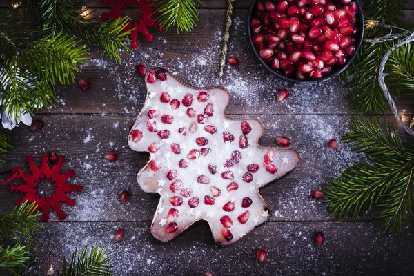 Ahşap Bir Arka Planda Noel Ağacı Şeklinde Noel Pastası Üst Telifsiz Stok Fotoğraflar