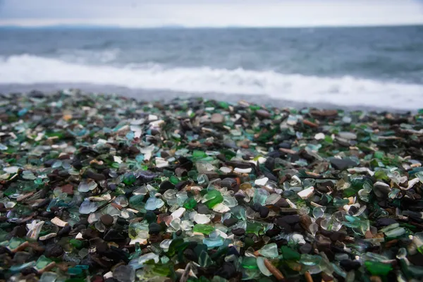 Dieser Strand Wladiwostok Russland Ist Mit Bunten Glassteinen Bedeckt Bewölkter lizenzfreie Stockfotos