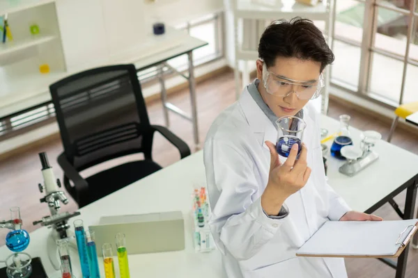 Portrét Asijský Muž Vědec Úsměvem Jistý Držení Zkumavky Moderní Laboratoři — Stock fotografie
