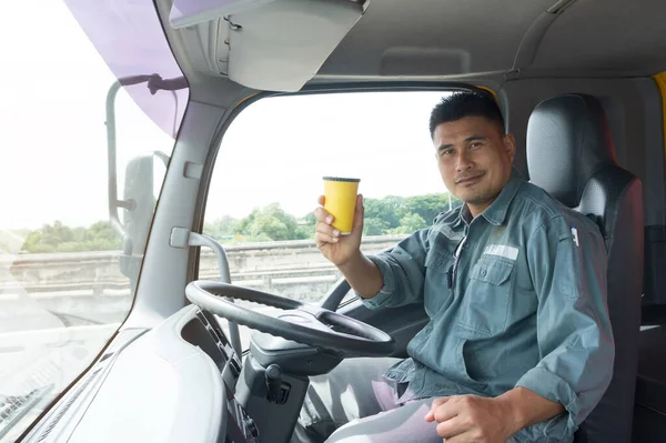 Uśmiech Pewność Pozytywny Optymistyczny Młody Człowiek Profesjonalny Kierowca Ciężarówki Biznesie — Zdjęcie stockowe