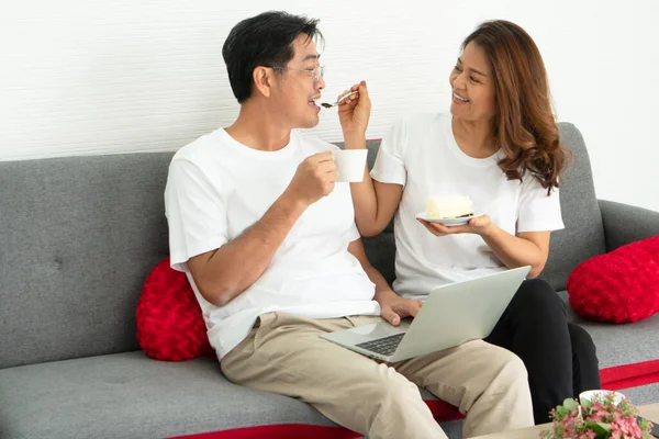 Feliz Família Asiática Férias Amante Esposa Madura Alimentando Marido Meia — Fotografia de Stock