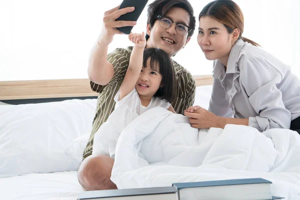 Keluarga Asia Bahagia Bersama Sama Pagi Hari Liburan Ayah Ibu — Stok Foto
