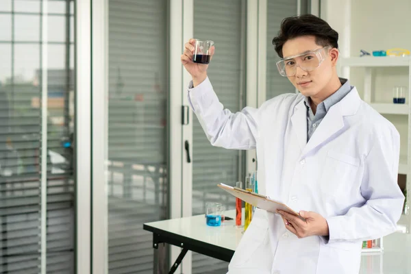 Retrato Hombre Asiático Investigador Sonriendo Confiado Holding Test Tube Laboratorio — Foto de Stock