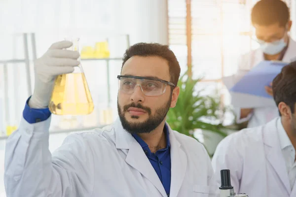 Medio Oriente Uomo Scienziato Competenza Nella Ricerca Laboratorio Biologia Scoperta — Foto Stock